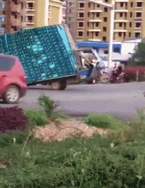 |搞笑GIF:如何优雅不失风度地撩妹 这一招果然厉害