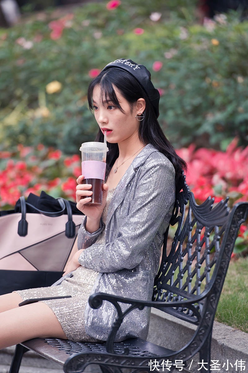 搭配|美女街拍:时尚简约风穿搭,简单的亮片西装外套+连衣裙搭配,让人眼前一亮