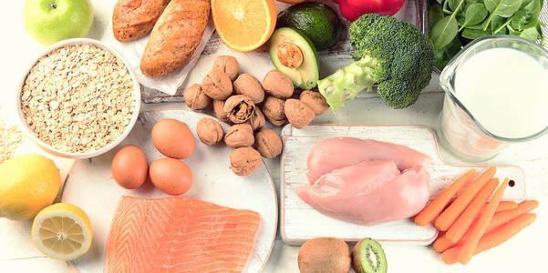 看了又看|“袖珍爸爸”一家四口穿亲子装,路人笑问宝妈:这都是你生的?