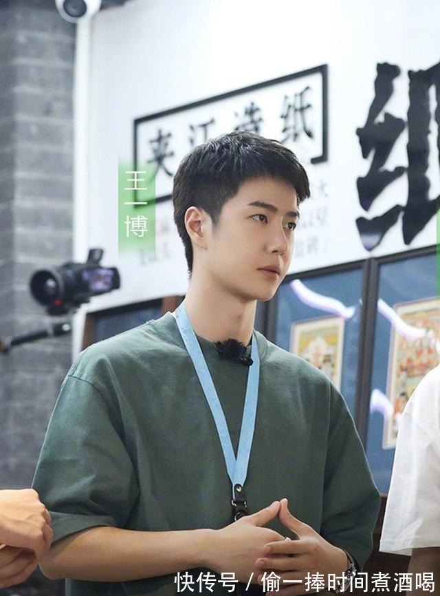 墨绿色|王一博,小众品牌的高光时刻,墨绿色T恤成王者归来的焦点!