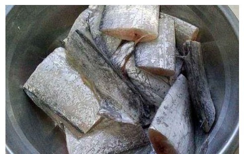 给鱼去腥，有人加酒有人加醋，都不对，大厨教你正确做法，太香了