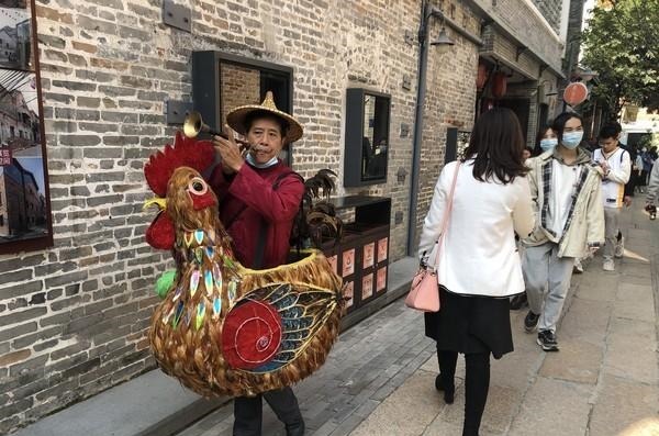 唢呐|「公鸡人」吹唢呐逛大街叫卖 咏春传人坐镇广州永庆坊