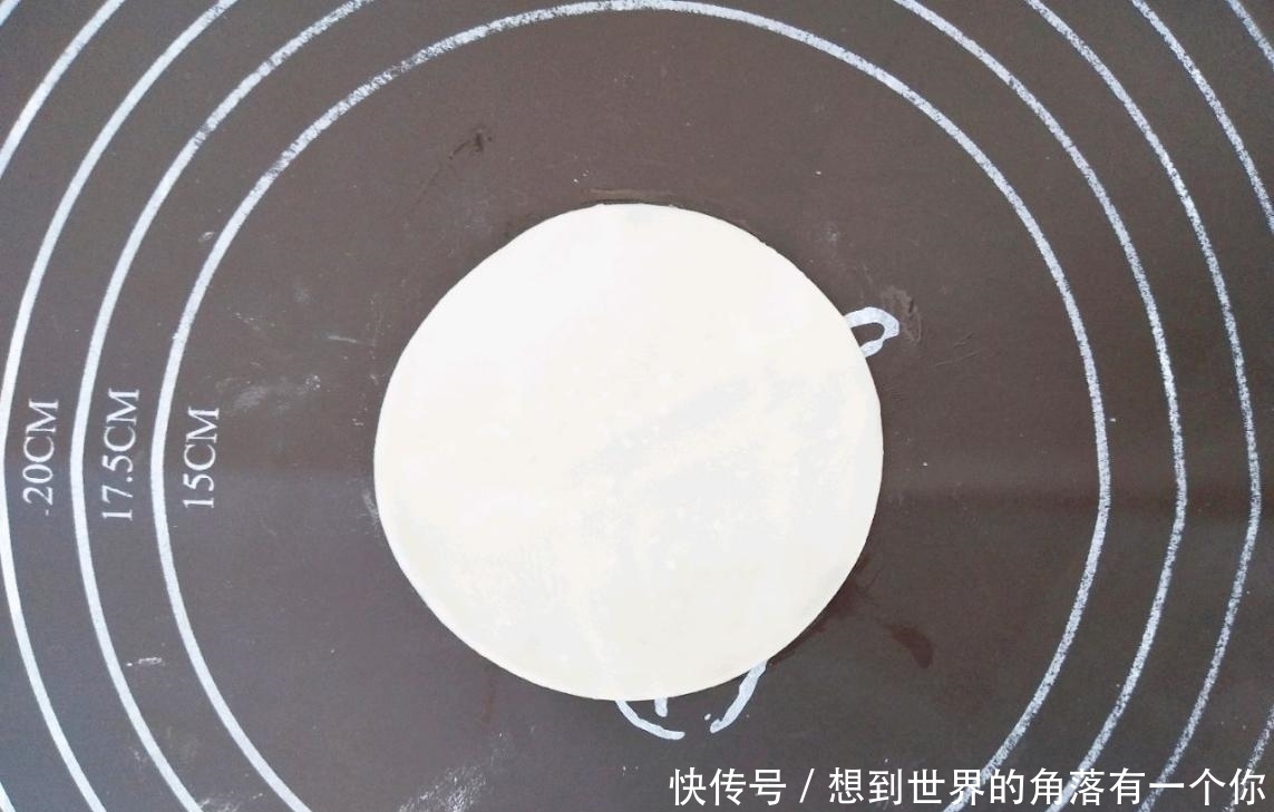 剩下的饺子皮怎么办？加点葱花擀成饼，煎一煎，满口酥脆