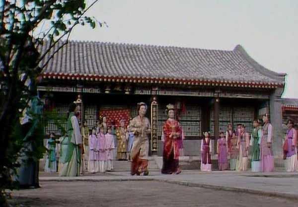 黛玉进贾府,和宝钗进贾府,有什么区别?不止迎接不迎接这么简单