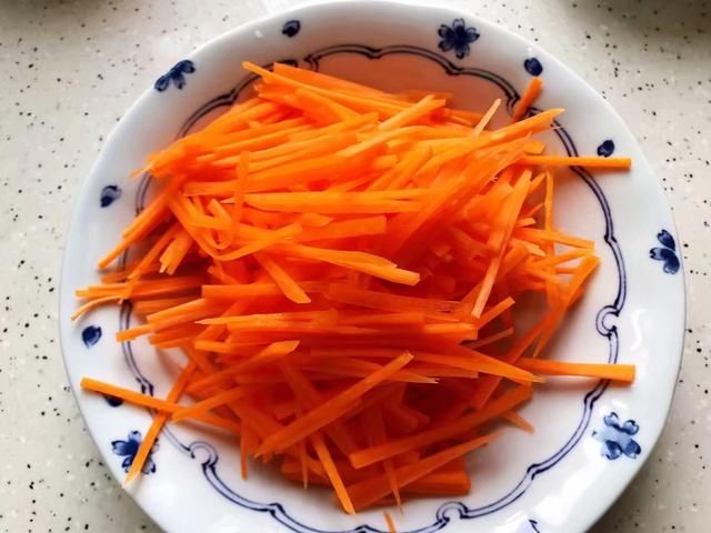 自制胡萝卜木耳炒鸡丝，鲜美低脂，营养又快手，大人孩子都爱吃