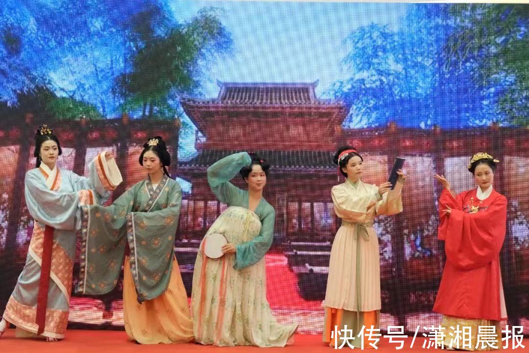 国潮$“雨”你同潮，汉服为伴！圭塘河畔演绎最美国潮风