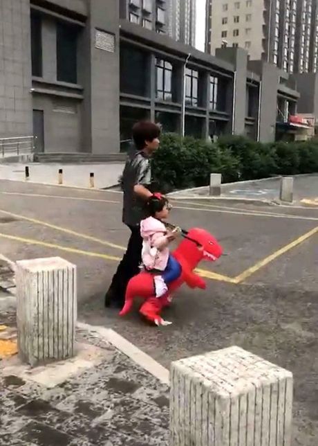 被冠|奶奶牵着孙女走路,被冠上“最霸气奶奶”的称号