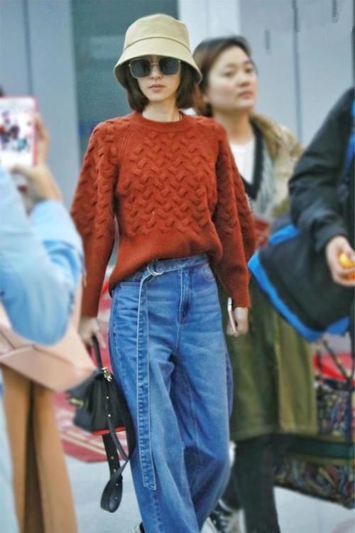 阔腿裤|穿搭真接地气！酒红色毛衣搭配牛仔阔腿裤，日常又百搭