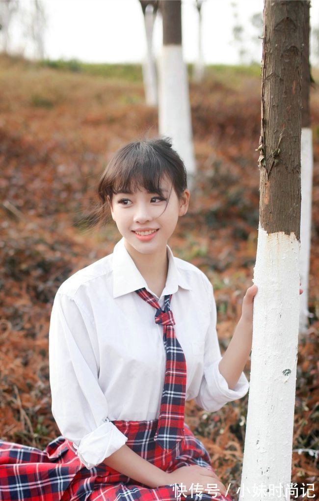 蕾丝|百褶的裙摆加入黑色蕾丝的点缀,甜美性感,减龄又时尚