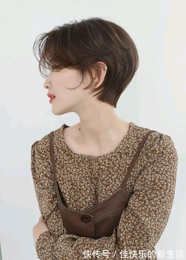 洋气 40岁左右的女性,发型这样剪,时尚年轻不老气!