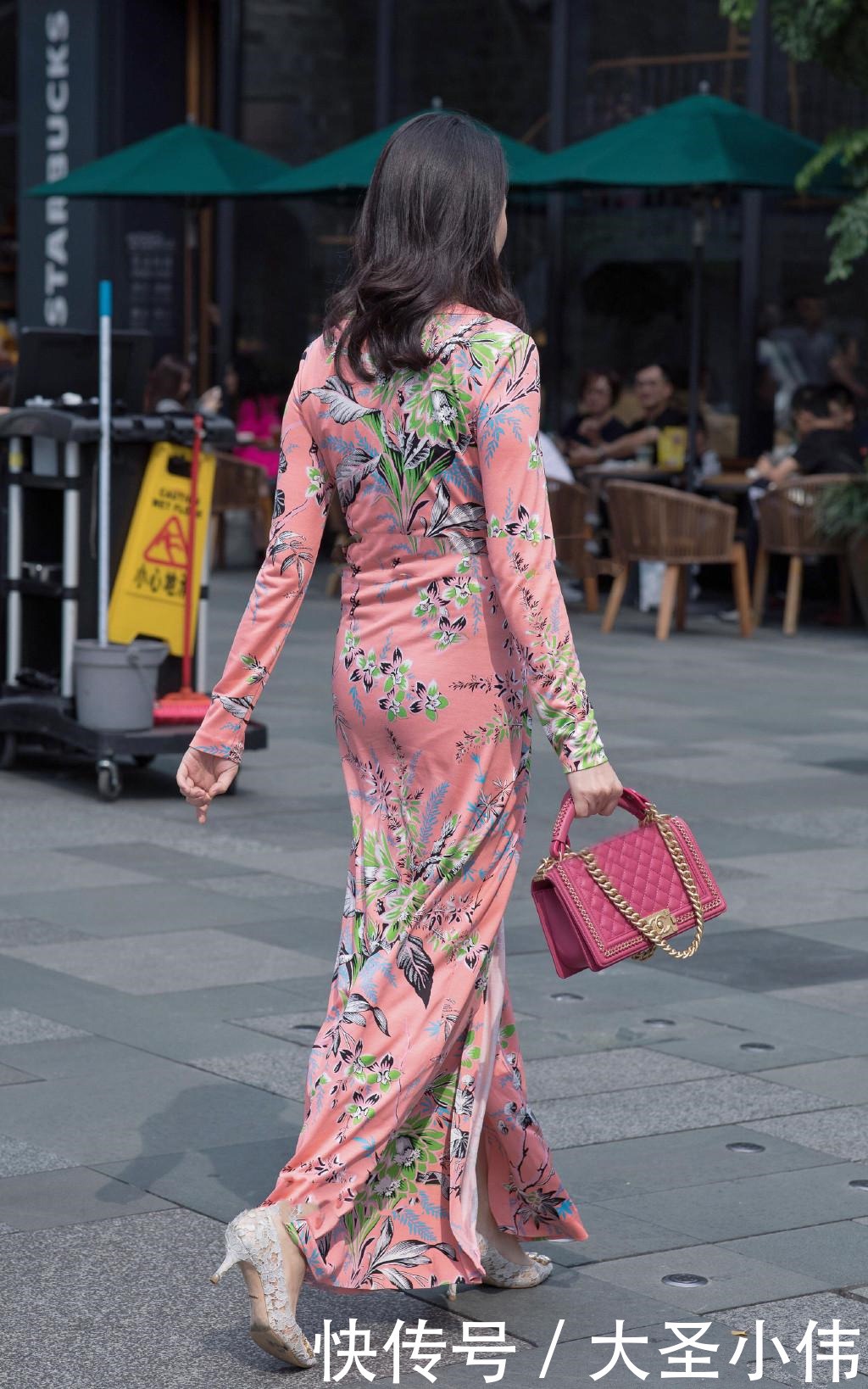 小姐姐|美女街拍小姐姐穿浅红色长裙,显得活力感还有十足生机盎然美