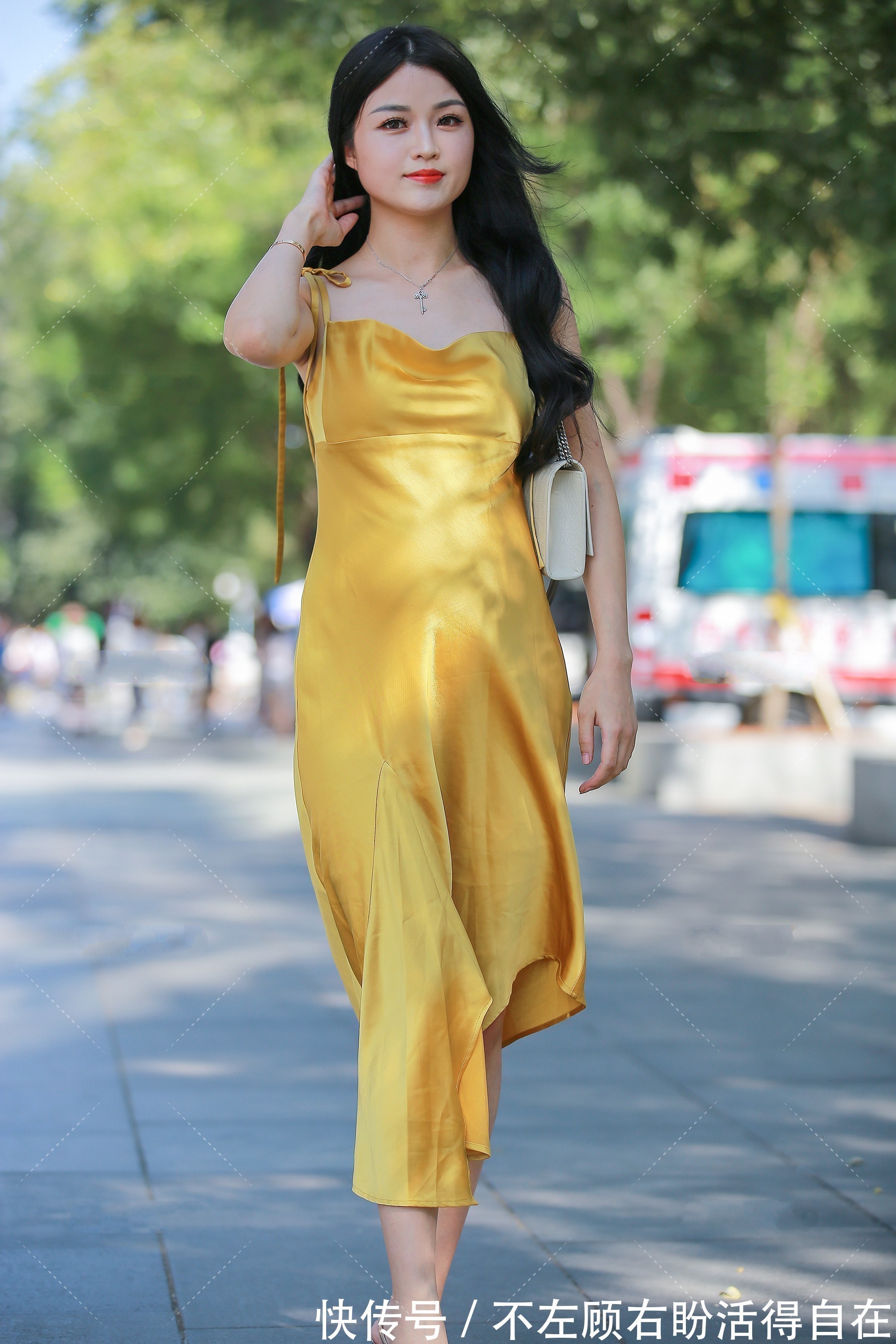气质 连衣裙穿上很显气质, 黄色连衣裙显得皮肤白到发光