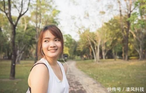 皮肤|女人不想老太快,少碰“4果”,多吃“3物”,紧致肌肤,显年轻