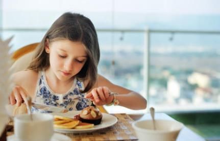 父母|弟弟玩具被抢,向妈妈举报哥哥秘密基地,爸爸:请给孩子完整童年