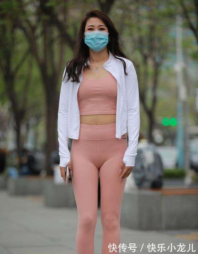 穿搭 精致的印花瑜伽裤穿搭,少不了休闲裤装的修饰,增高显瘦