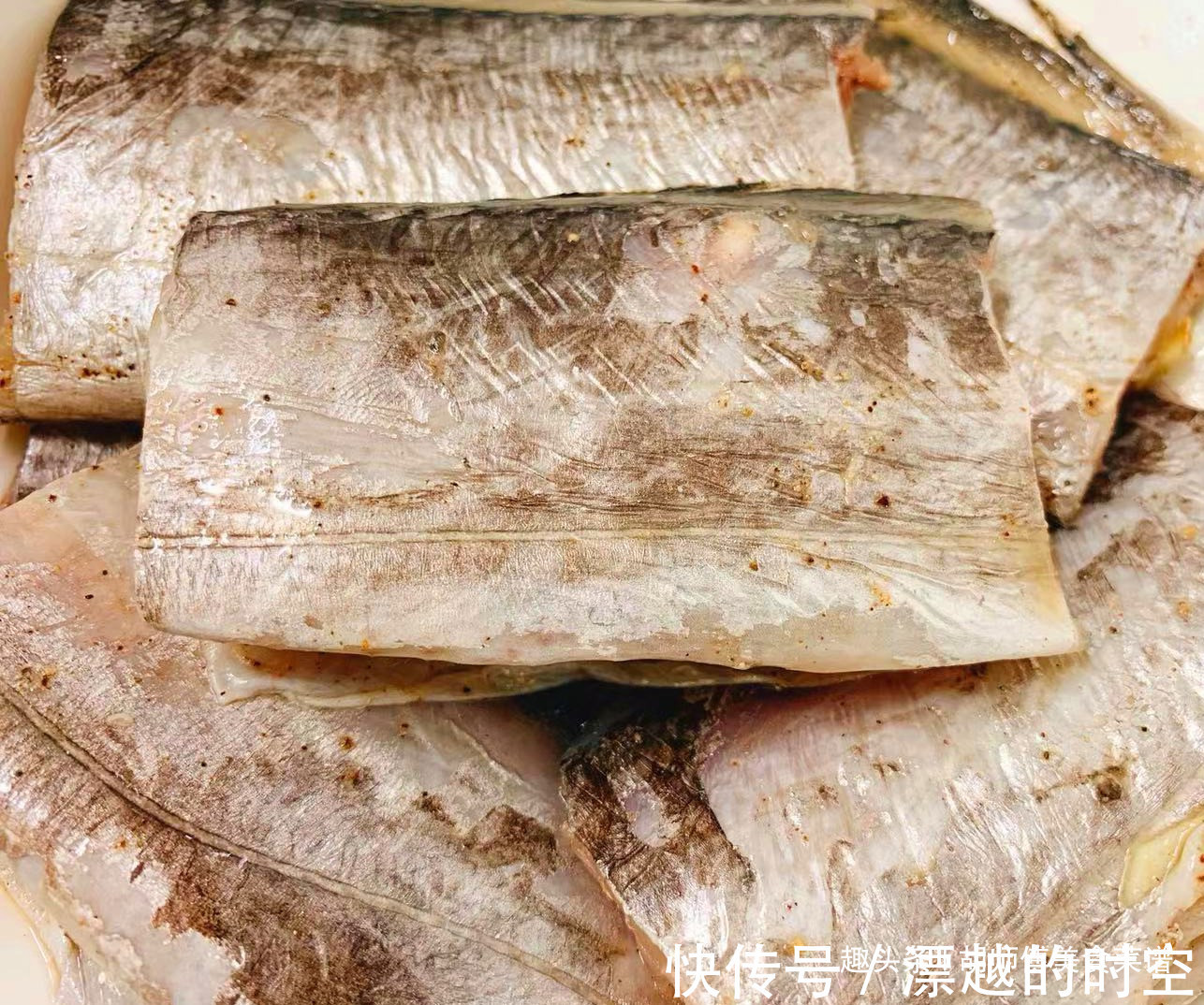 炸带鱼时，别裹面粉了！老渔民教您一妙招，带鱼外酥里嫩还不回软