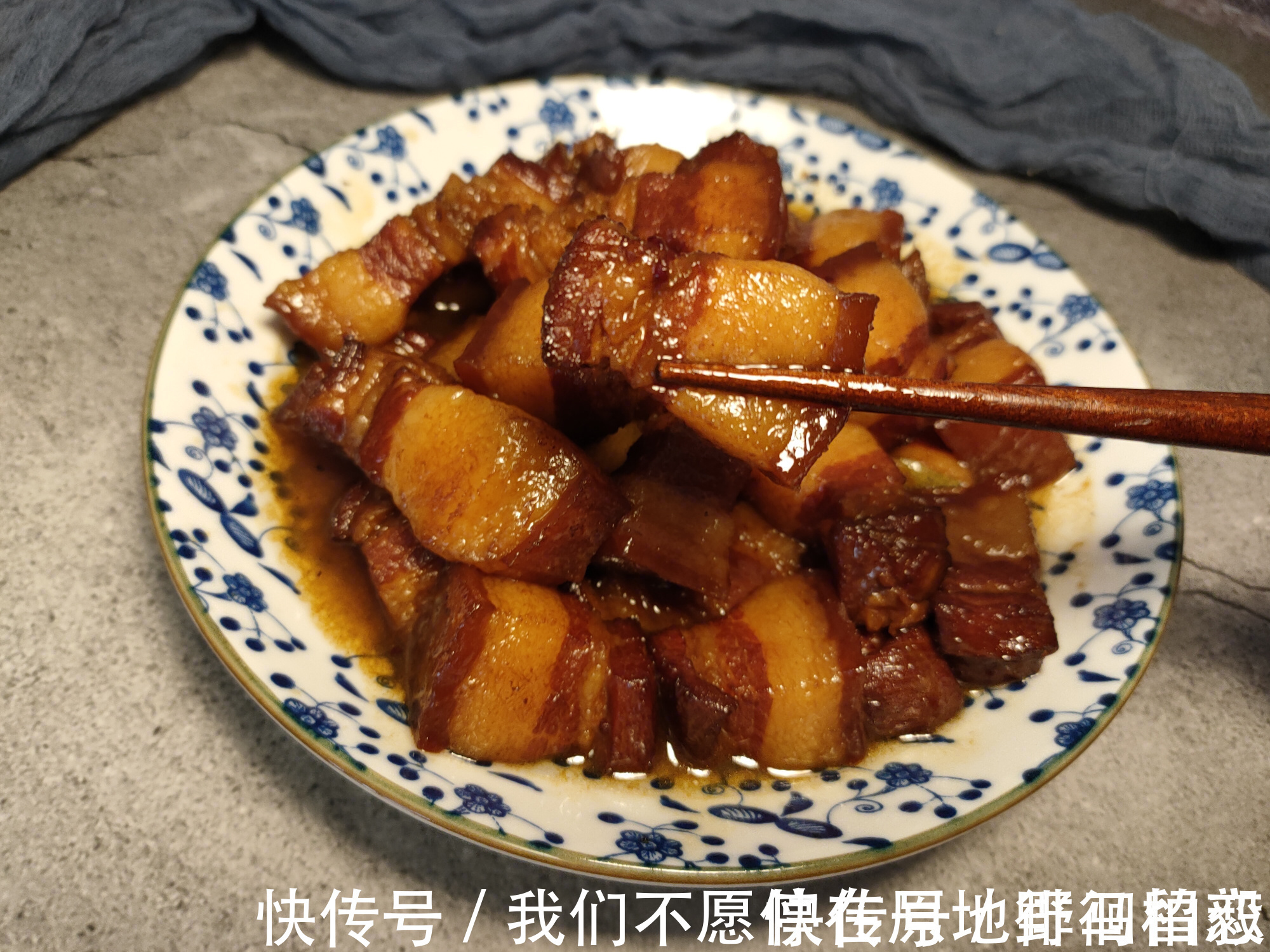 爷爷做了几十年红烧肉,口感软烂香入味,香料只加这四味即可