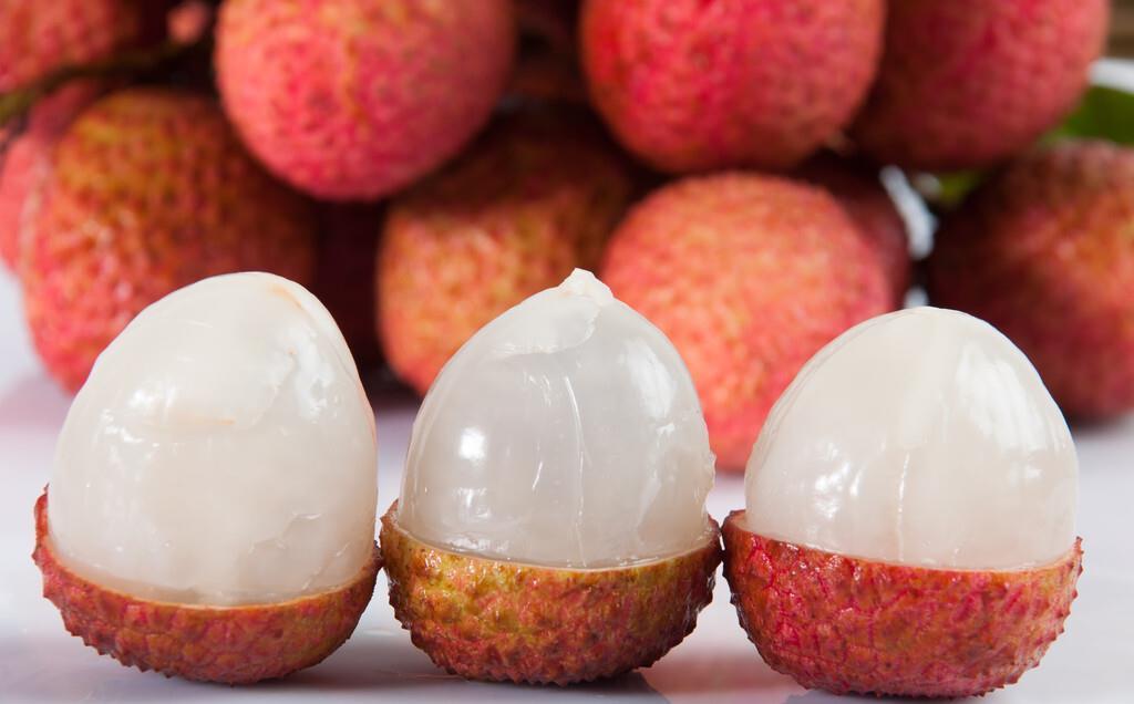 红皮|买荔枝时,选绿皮的还是红皮的?记住3个小妙招,荔枝更好吃