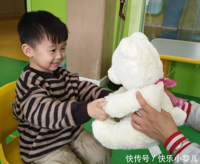 公交车|小男孩护送“怀孕妈妈”坐公交,举动被赞有教养,网友:多生几胎