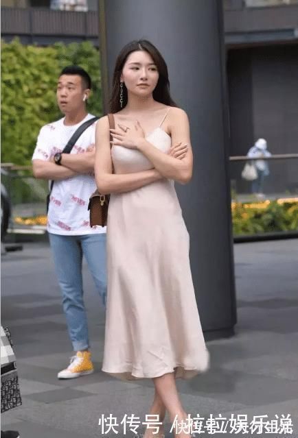 洒脱 裙子美女好开朗,逛街都喜欢打招呼,不显得累吗