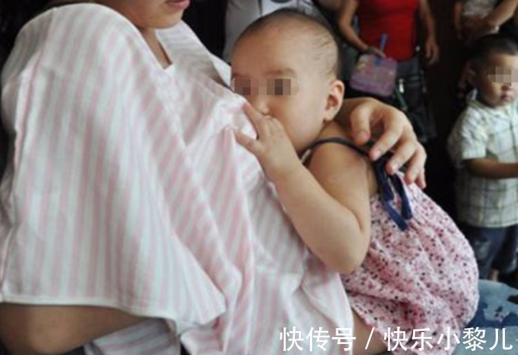 喂奶|母乳喂养的尴尬时刻:宝宝在公共场合饿得直哭,宝妈到底喂不喂?