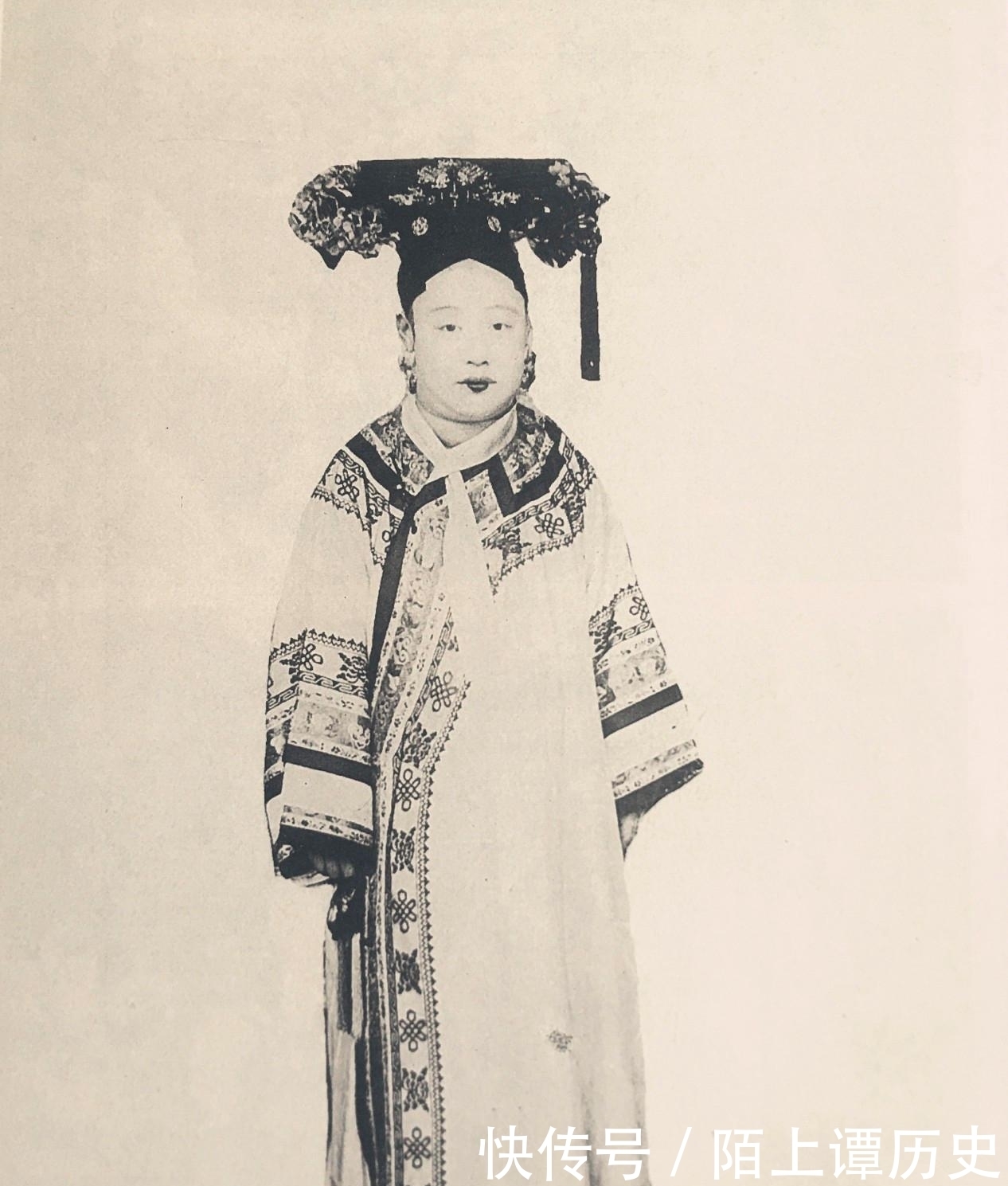 溥仪|历史上过目难忘的瞬间：抱狗的婉容，听收音机的溥仪，演“老生”的孟小冬