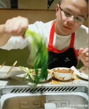 |搞笑GIF:专业电灯泡20年,这车妹子还能淡定的坐下去