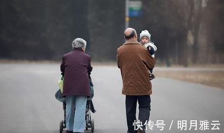年轻人|有老人带娃和没老人带娃的家庭,有什么不同呢?