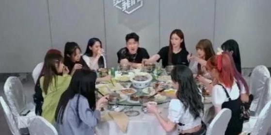  盒饭|太坑了！一碗盒饭节目组要价150元，被火箭少女吐槽：镶了金吗