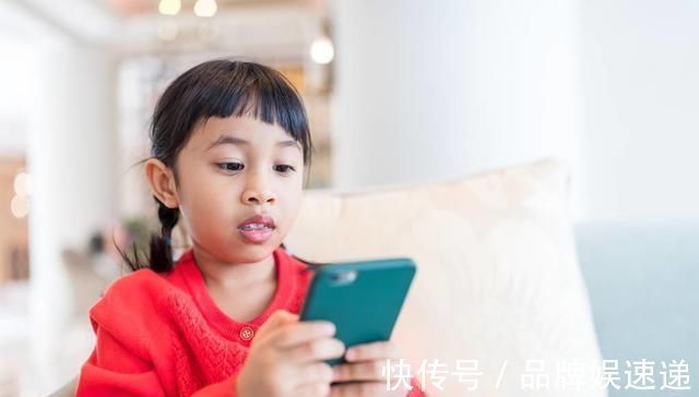 手机|“妈妈我能玩一下手机吗”父母2种回答,决定了孩子不同的人生