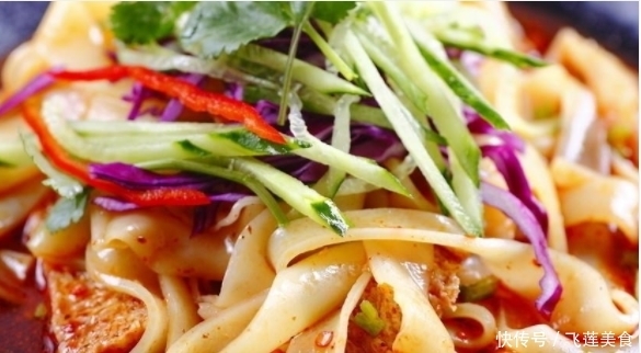 做凉皮时,别只会用面粉,换成“它”,柔软筋道又美味