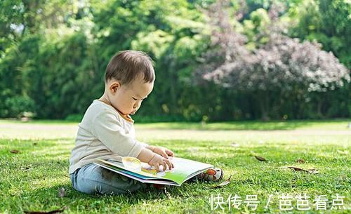 认知能力|宝宝举手式睡姿,代表了什么意思?新手妈妈要知道