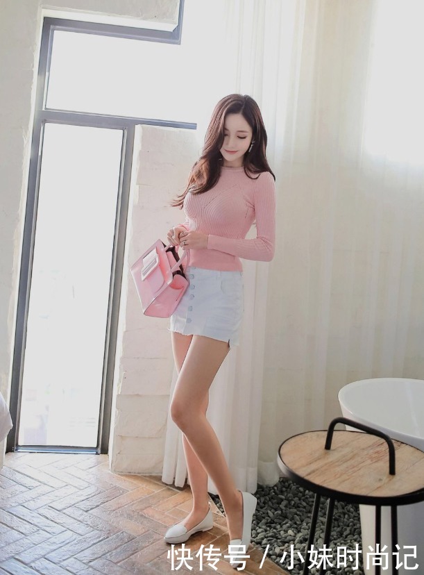 粉色毛线衫搭配白色短裙, 温柔又优雅!
