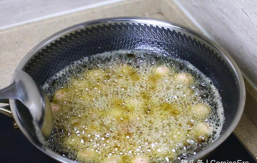 炸猪肉丸子时,谨记“2不放、加3样”丸子外焦里嫩,放凉也不硬