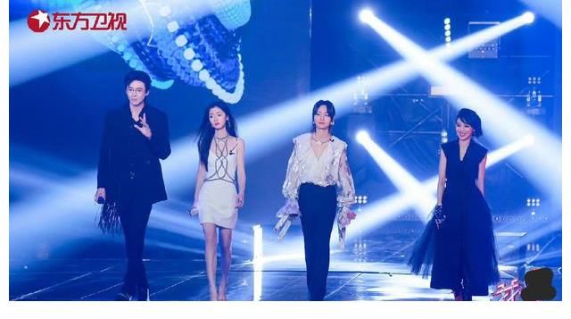 我們的歌：團戰(zhàn)實力基本明朗，胡夏林子祥獨一檔，單依純?nèi)孕枧?
onload=