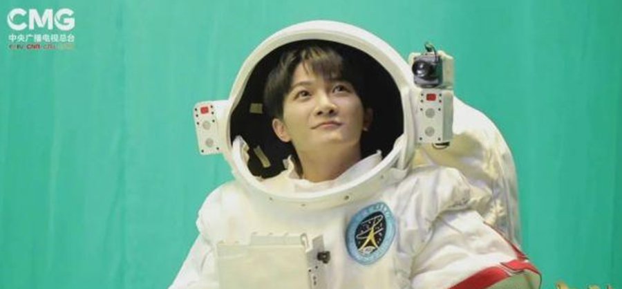 晚会|央视中秋晚会:丁真唱支山歌给党听,周深穿宇航服吊威亚