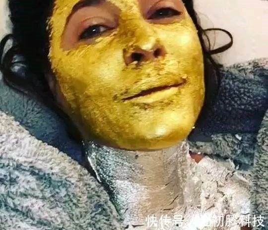 护肤 女子年近五十岁,追求极致保养,护肤都是用的黄金面膜