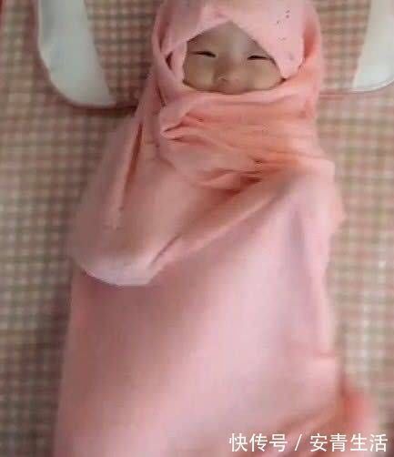 宝妈|宝宝午睡醒了,宝妈想叫宝宝起床,看到宝宝造型后,宝妈笑弯了腰