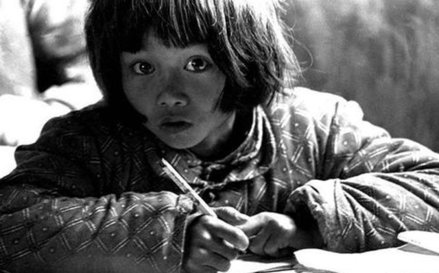 劝学@当年那位“大眼睛女孩”,因一张照片改写人生命运,如今怎么样了