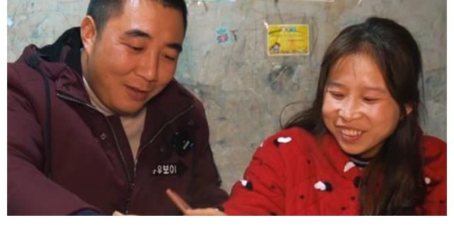 千万网红桃子姐获央媒力捧，牛爱芳却遭网曝，白岩松早已透露真相