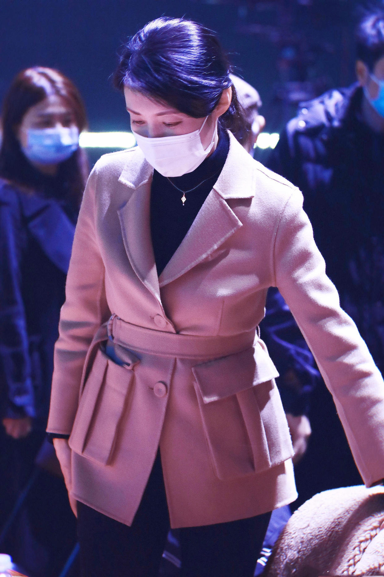 周涛真会穿!一件大衣搭配牛仔裤显得休闲又减龄,意外穿出时髦感