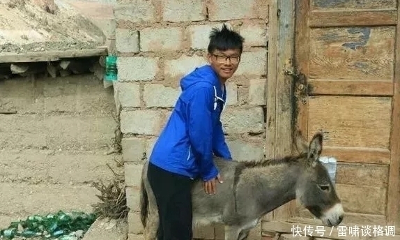 |搞笑PS:求大神帮我P成在路边尿尿,要霸气一点!