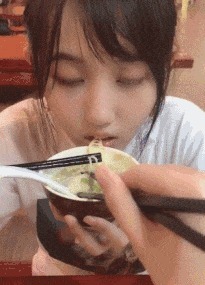 |搞笑GIF:妹子 你这套衣服不错 是你自己做的吧