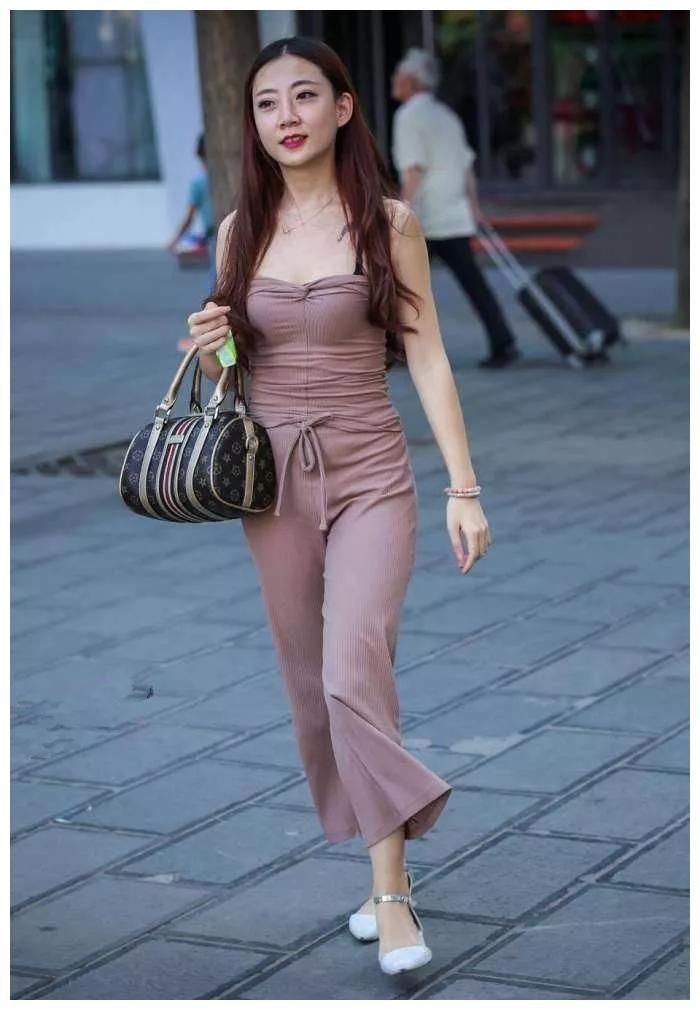 小姐姐一双透明的高跟凉鞋穿搭在脚上，让她显得特别的有魅力