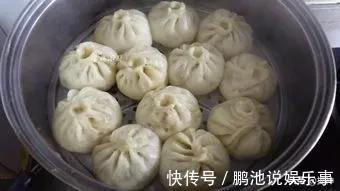 大妈|刚出锅的包子有的回缩了,这是什么原因,农村大妈有浅见