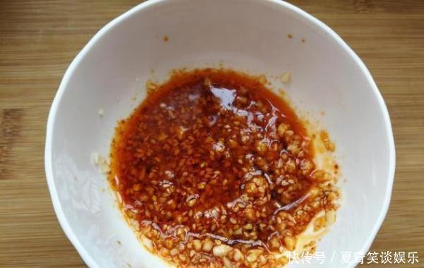 入味|凉拌黄瓜这样吃，教你搭配这两样菜，营养美味很入味，一盘不够吃
