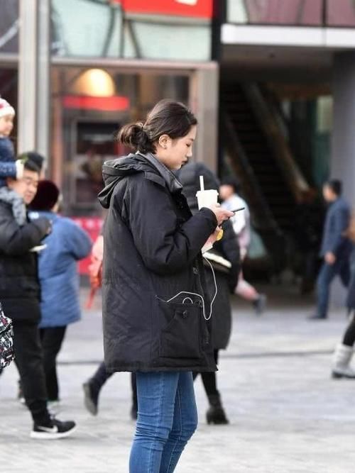 小姐姐|街拍美女:活泼的小姐姐,吊带背心搭配牛仔裤,清新温柔的淑女范