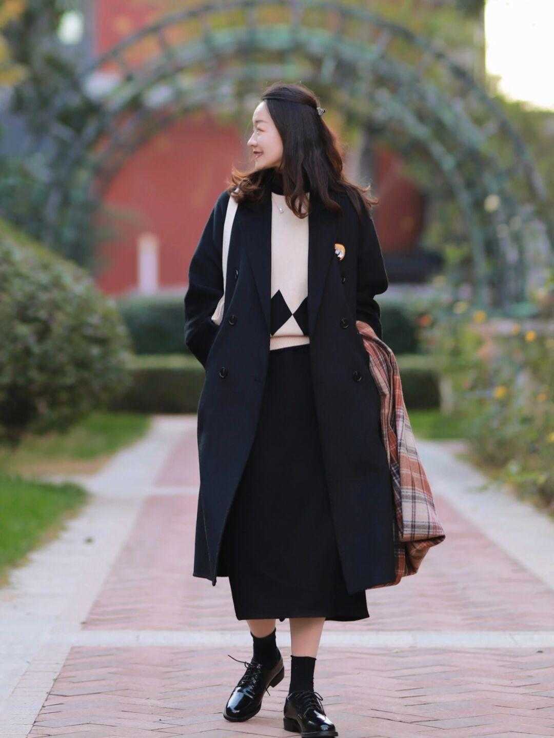 大衣 中年女性别乱穿衣，用大衣搭配这几件下装，精致显瘦又减龄