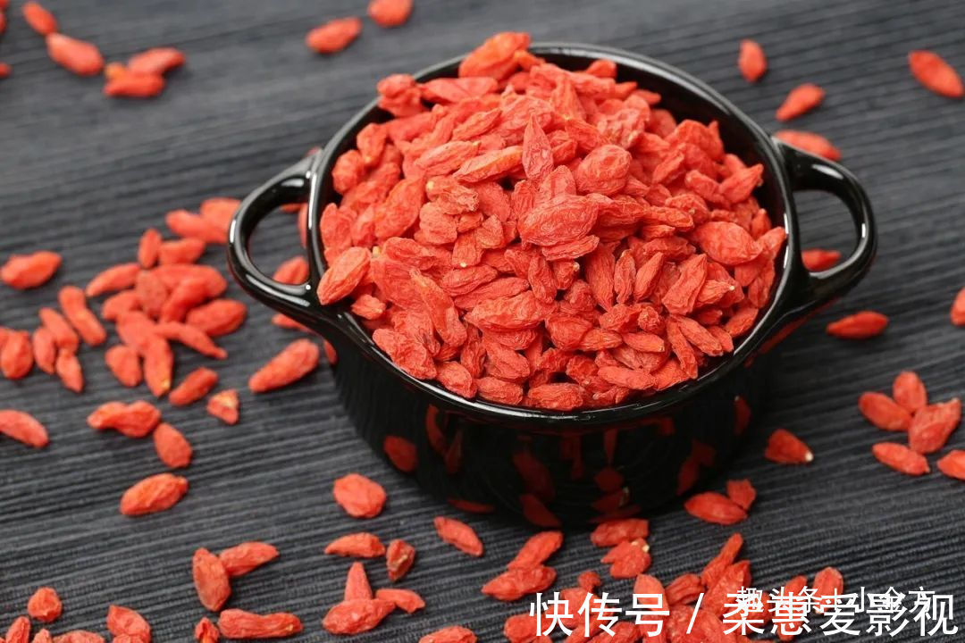 菊花|枸杞泡水犯3个错,营养全无、身体被伤透!懂养生的人都避开了