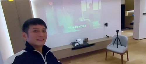 李维嘉节目中晒出豪宅,全屋都是大白墙,灯光的运用堪称装修典范